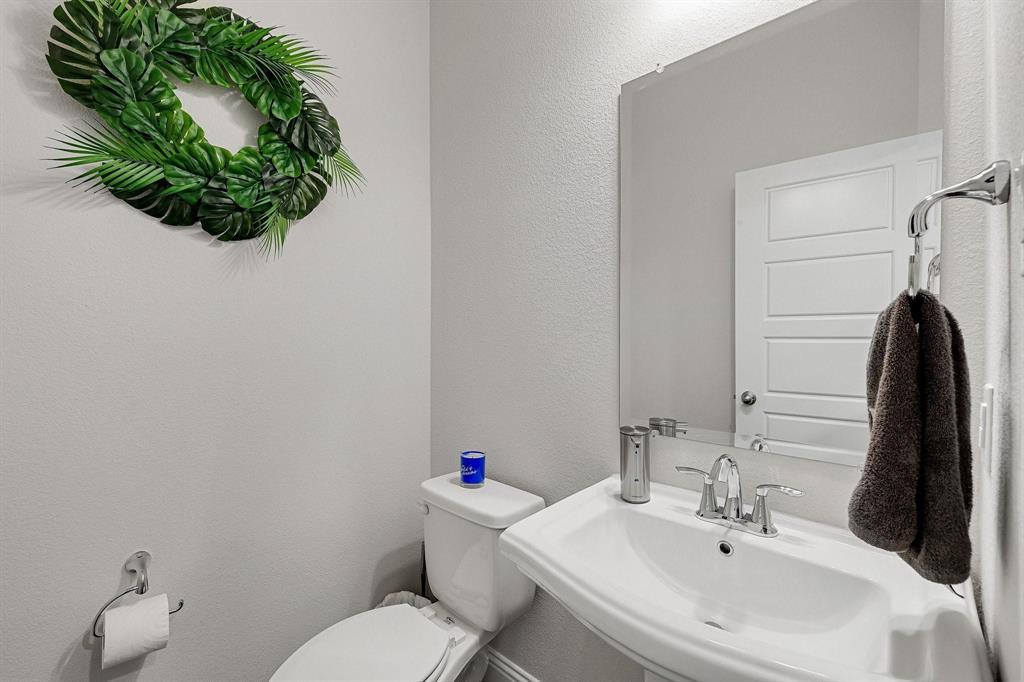 648 Aspen Valley Lane Dallas, TX 75208 - Photo 31 of 38 a bathroom with a sink toilet and a mirror