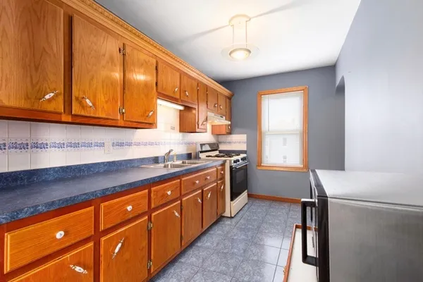 $1,800 | 344 Snell Street, Unit 2, Fall River, MA 02721