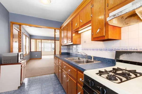 $1,800 | 344 Snell Street, Unit 2, Fall River, MA 02721