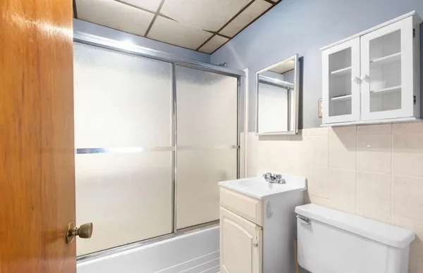 $1,800 | 344 Snell Street, Unit 2, Fall River, MA 02721