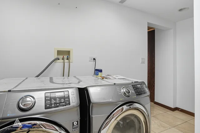 a view of utility room