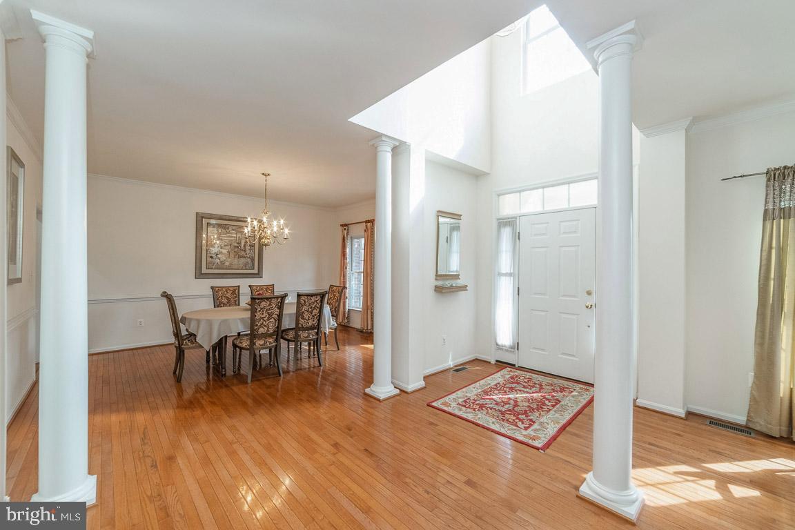 2944 Edgelea Road Vienna, VA 22181 - Photo 4 of 57 Entry