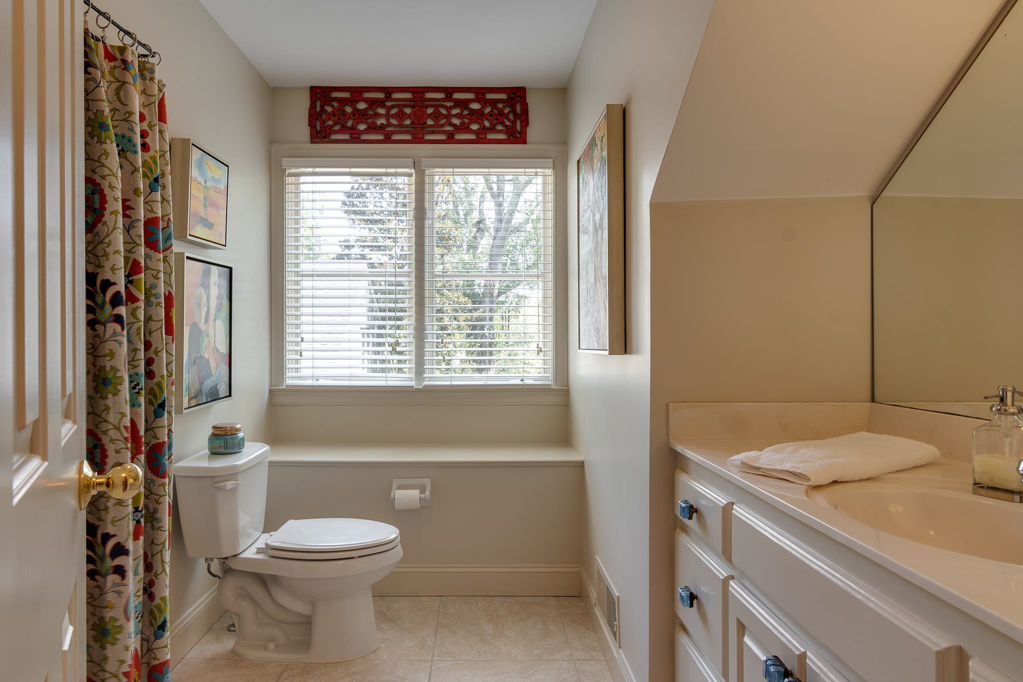 338 Greenway Road Memphis, TN 38117 - Photo 14 of 40 a bathroom with a sink a toilet and tub