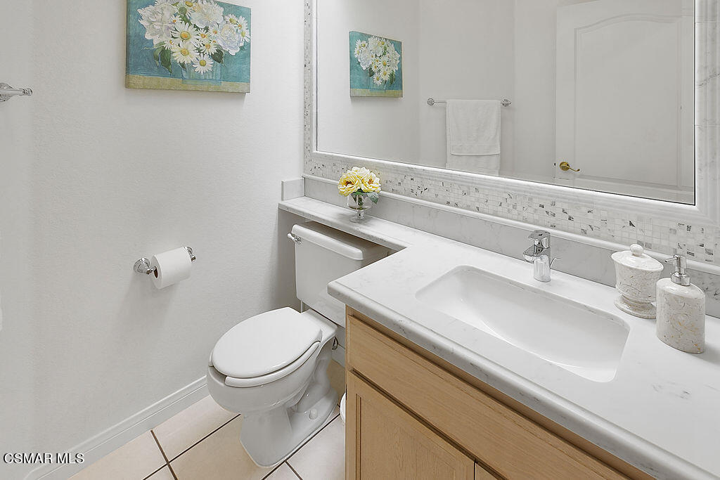 985 Brandon Avenue Simi Valley, CA 93065 - Photo 19 of 40 a bathroom with a toilet a sink and mirror