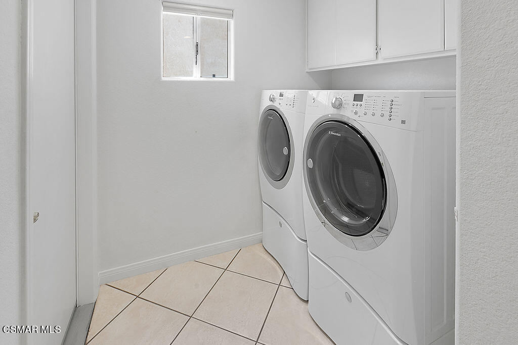 985 Brandon Avenue Simi Valley, CA 93065 - Photo 20 of 40 a utility room with dryer and washer