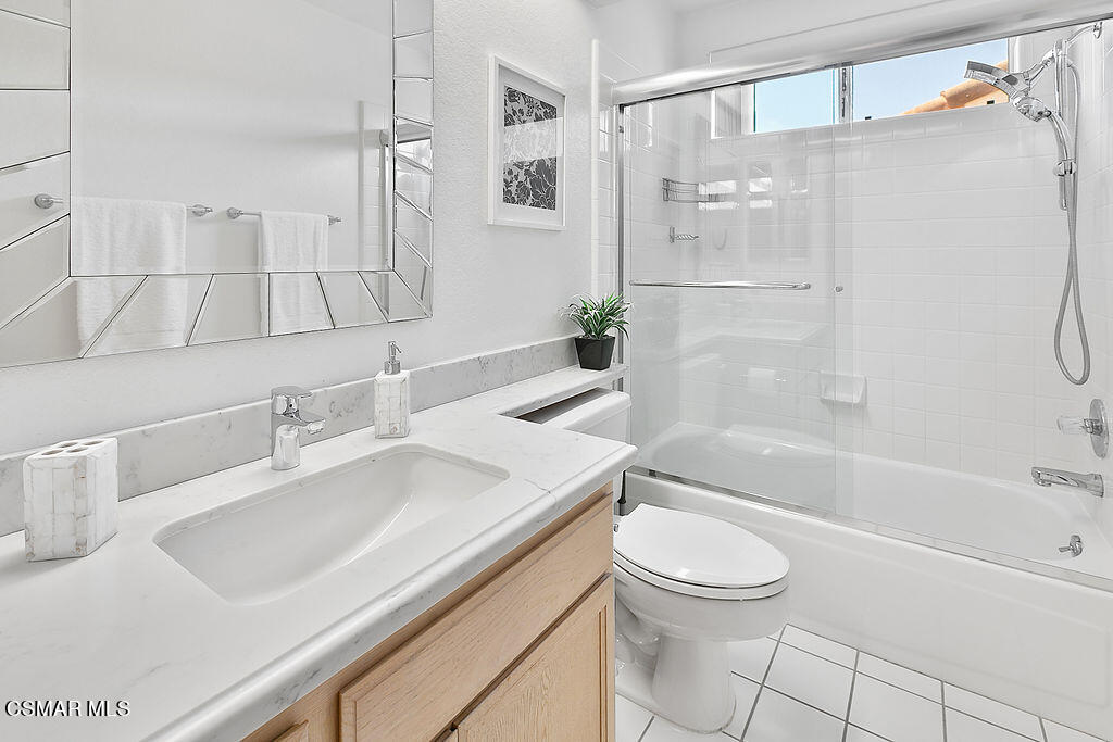 985 Brandon Avenue Simi Valley, CA 93065 - Photo 32 of 40 a bathroom with a sink a toilet and a bathtub