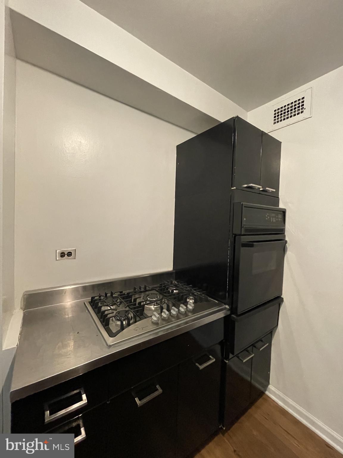 2475 Virginia Avenue Northwest, Unit 411 Washington, DC 20037 - Photo 14 of 20 a close view of stove top oven