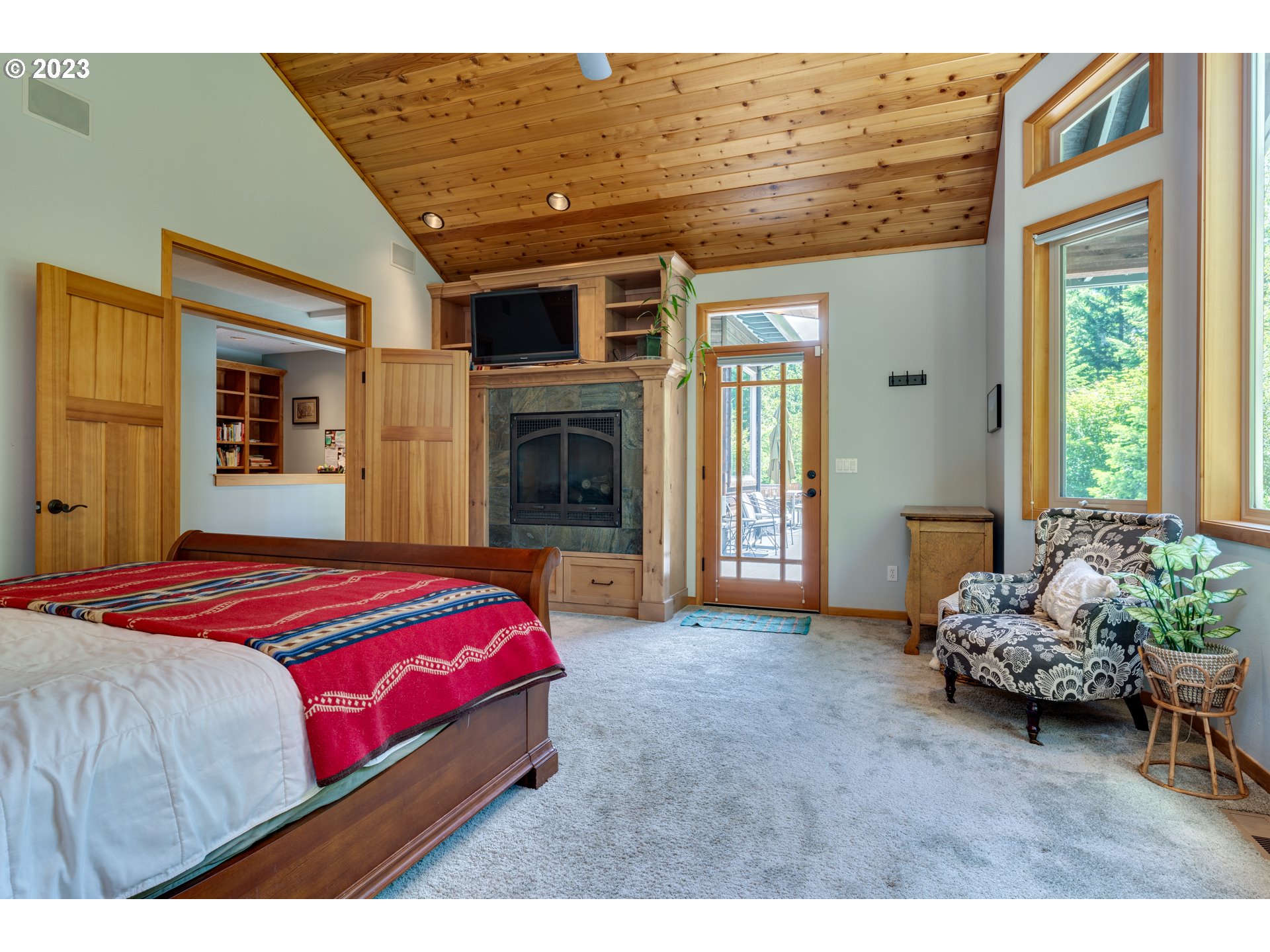 20715 East Glacier View Road Rhododendron, OR 97049 - Photo 21 of 41 a spacious bedroom with a bed and a couch