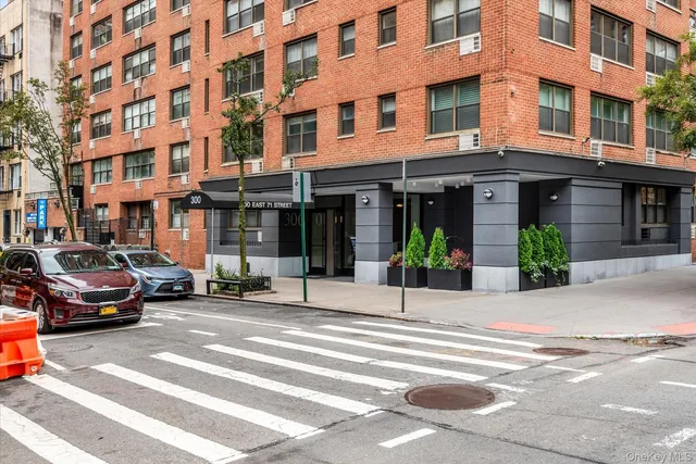 $379,000 | 300 East 71st Street, Unit 15R | Lenox Hill
