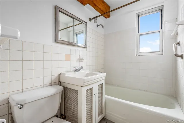 $379,000 | 300 East 71st Street, Unit 15R | Lenox Hill