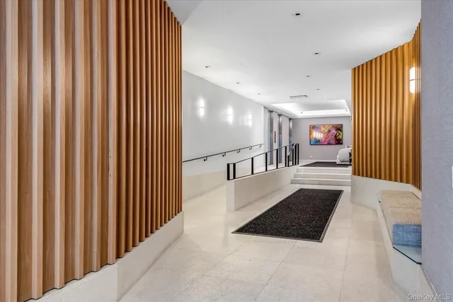 $379,000 | 300 East 71st Street, Unit 15R | Lenox Hill