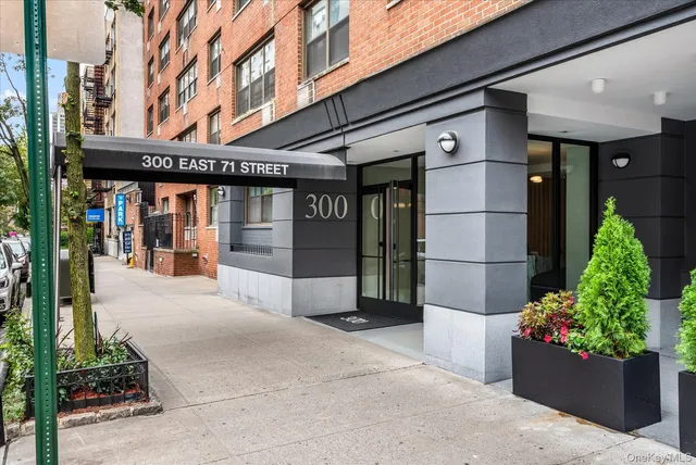 $379,000 | 300 East 71st Street, Unit 15R | Lenox Hill