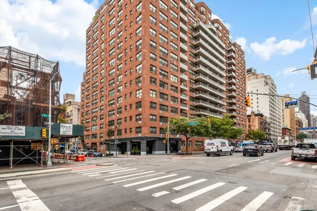 $379,000 | 300 East 71st Street, Unit 15R | Lenox Hill
