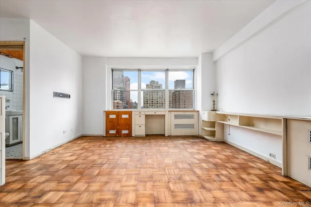 $379,000 | 300 East 71st Street, Unit 15R | Lenox Hill