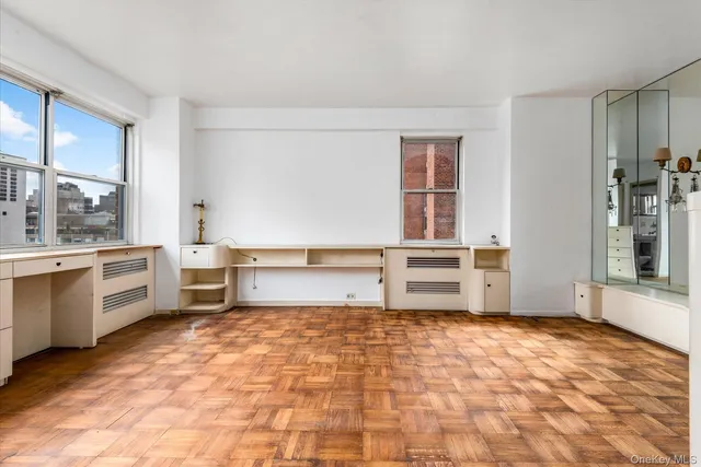 $379,000 | 300 East 71st Street, Unit 15R | Lenox Hill