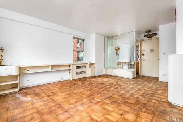 $379,000 | 300 East 71st Street, Unit 15R | Lenox Hill