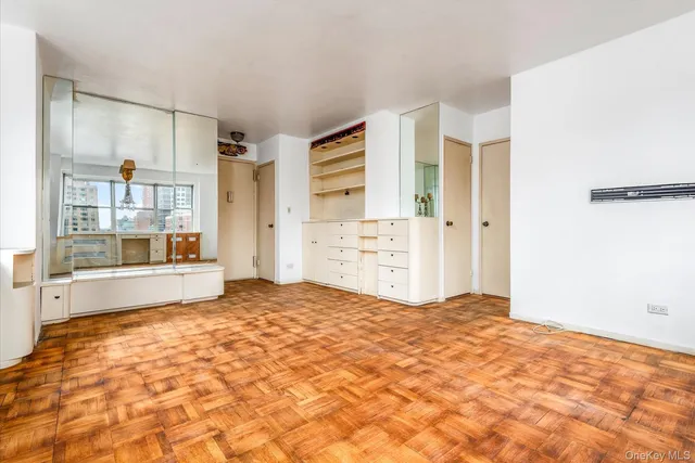 $379,000 | 300 East 71st Street, Unit 15R | Lenox Hill