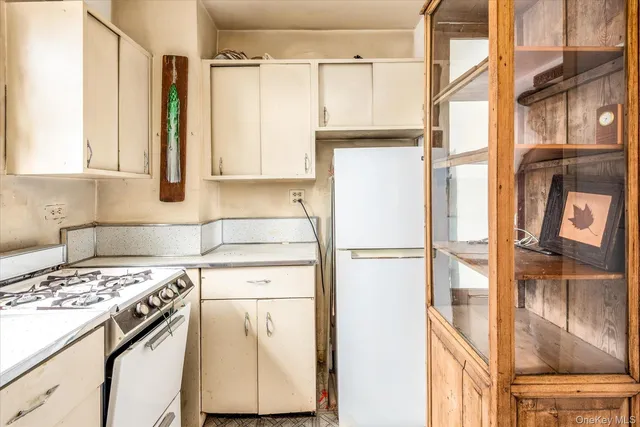 $379,000 | 300 East 71st Street, Unit 15R | Lenox Hill