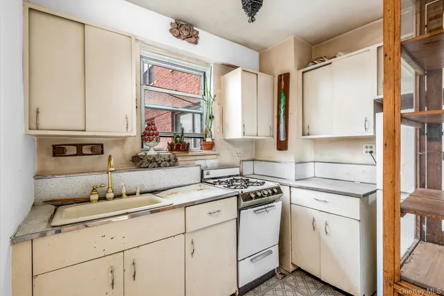 $379,000 | 300 East 71st Street, Unit 15R | Lenox Hill
