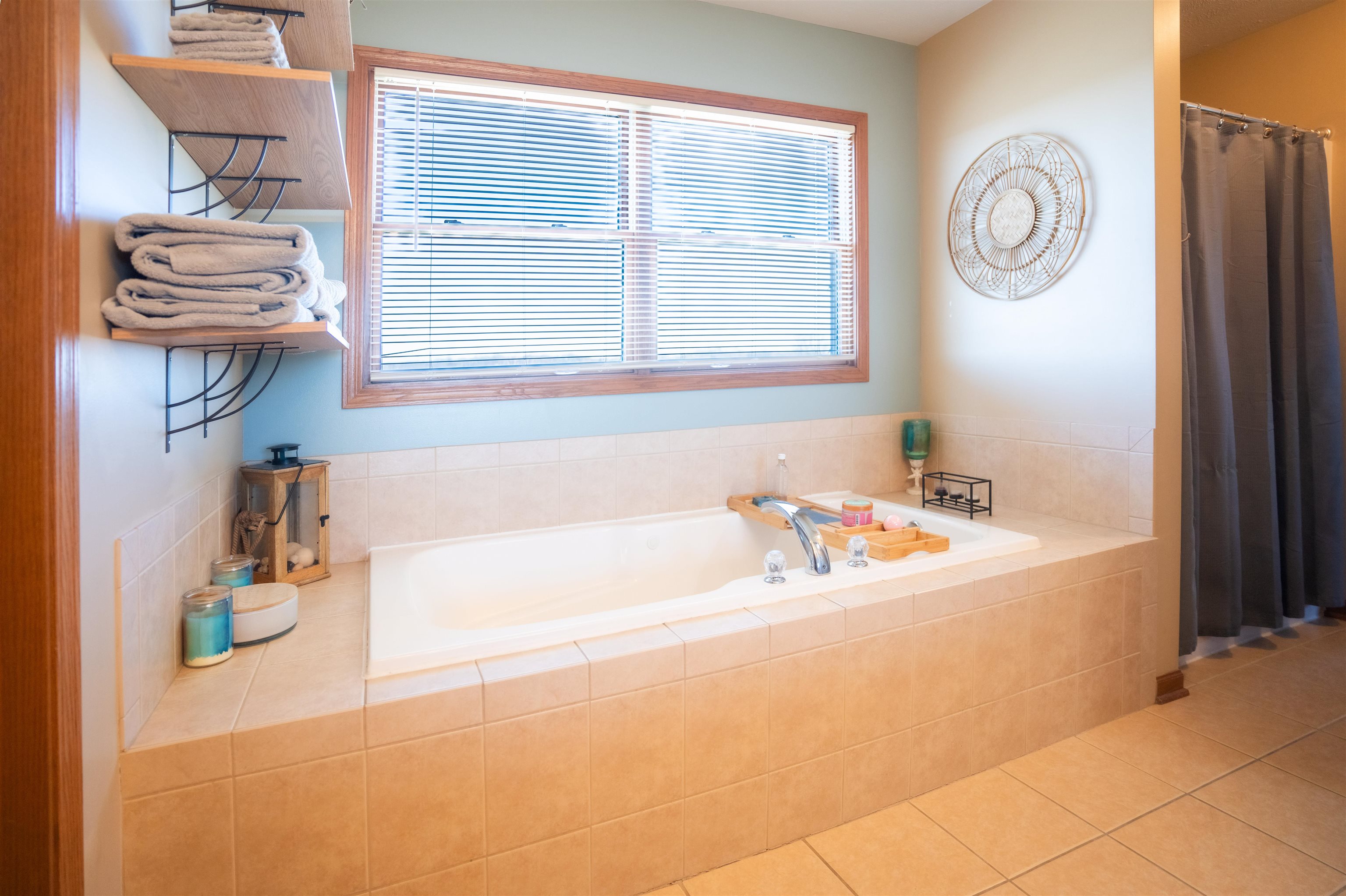 314 Brocket Trail Belvidere, IL 61008 - Photo 20 of 46 a bathroom with a bathtub a sink and a window
