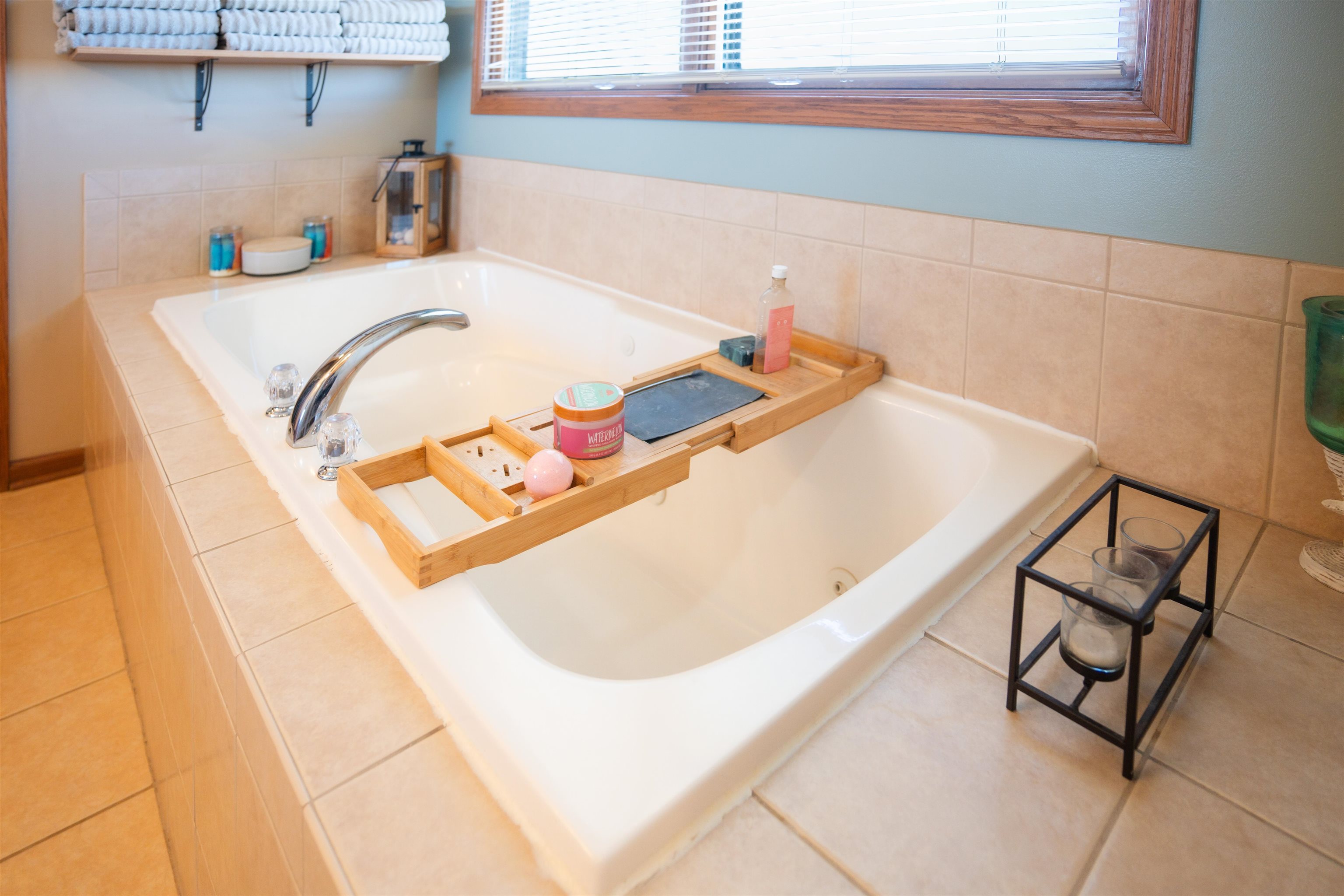 314 Brocket Trail Belvidere, IL 61008 - Photo 21 of 46 a bathroom with a tub sink and mirror