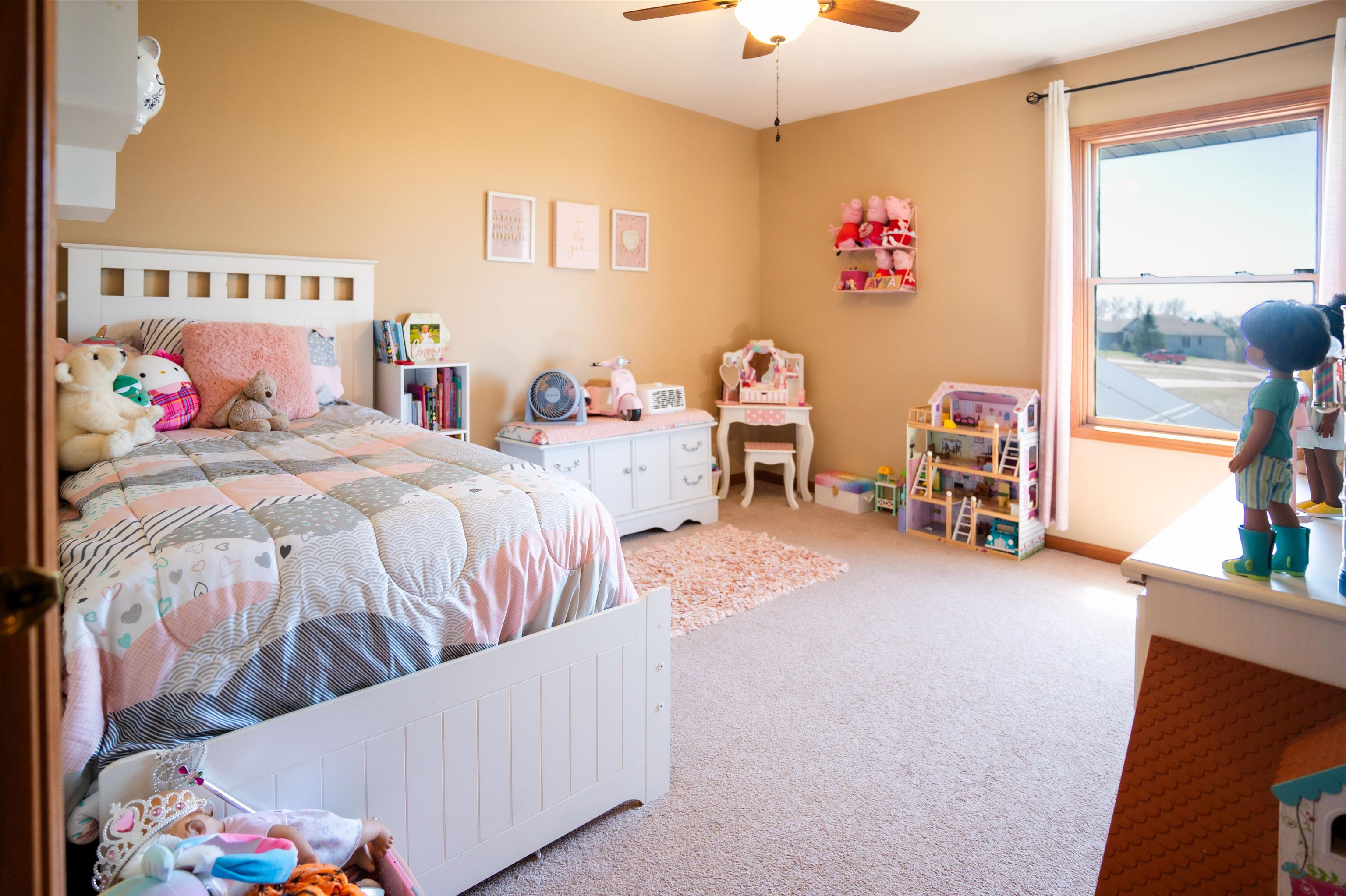 314 Brocket Trail Belvidere, IL 61008 - Photo 24 of 46 a bedroom with a bed and a chandelier