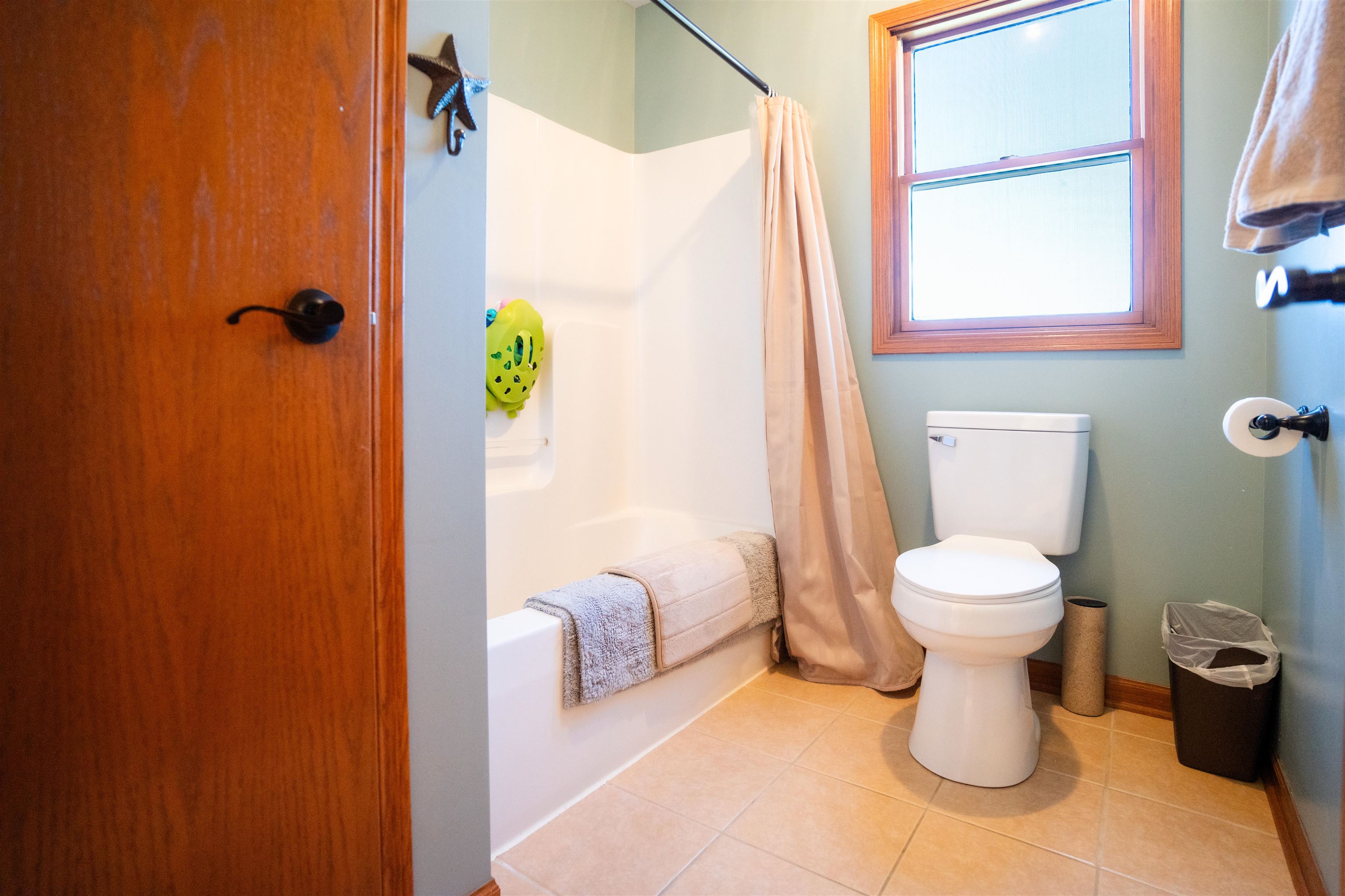 314 Brocket Trail Belvidere, IL 61008 - Photo 27 of 46 a bathroom with a toilet and a shower