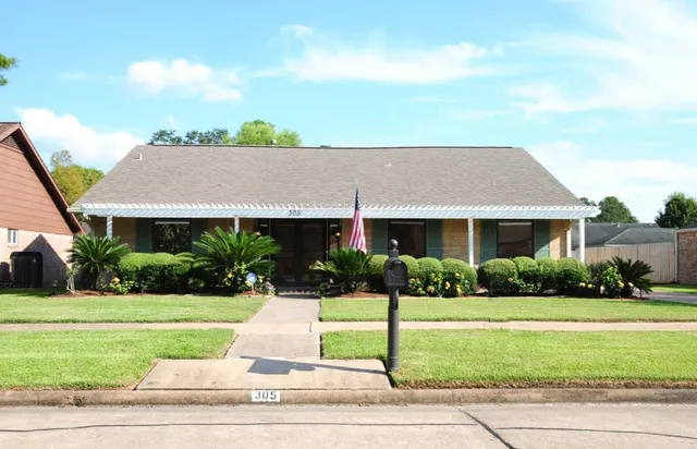 $2,500 | 305 West Castle Harbour Drive, Friendswood, TX 77546