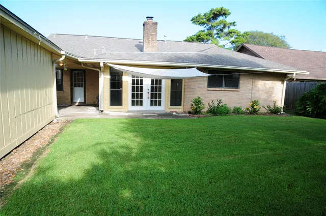 $2,500 | 305 West Castle Harbour Drive, Friendswood, TX 77546