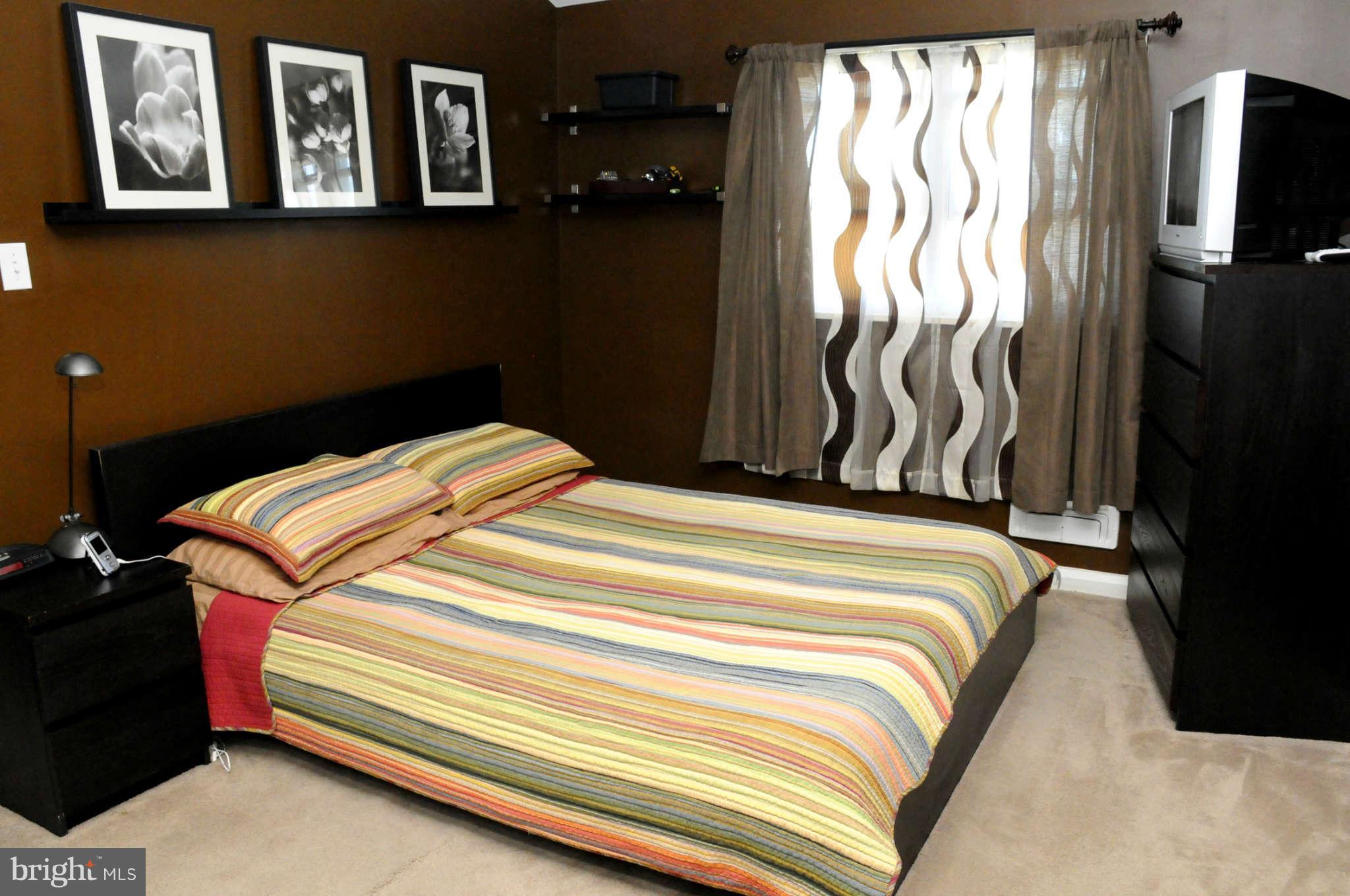 516 Queensgate Road Baltimore, MD 21229 - Photo 20 of 27 a bedroom with a bed and a window