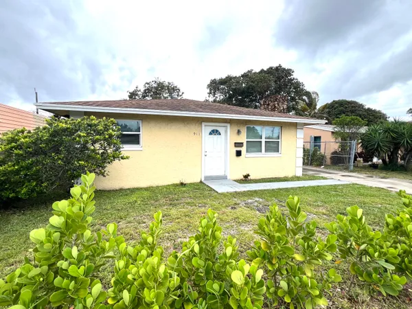 $2,500 | 911 South D Street, Lake Worth Beach, FL 33460