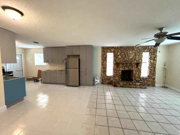 $2,500 | 911 South D Street, Lake Worth Beach, FL 33460