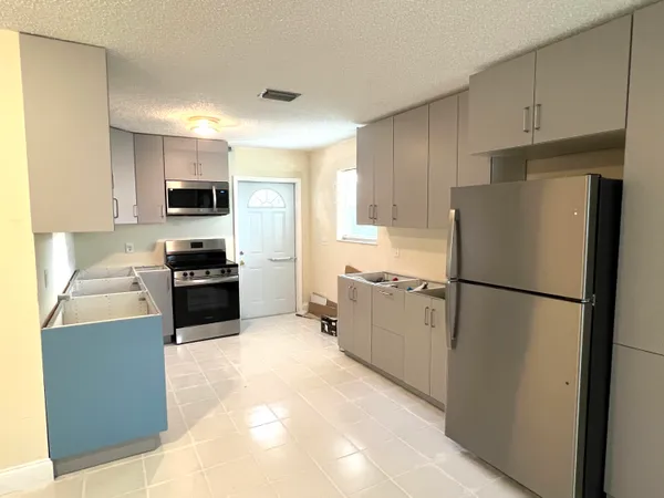 $2,500 | 911 South D Street, Lake Worth Beach, FL 33460