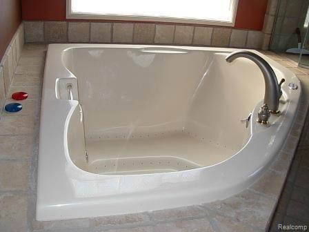 2223 Sundance Ridge Howell, MI 48843 - Photo 15 of 34 Master Bath Tub.jpg