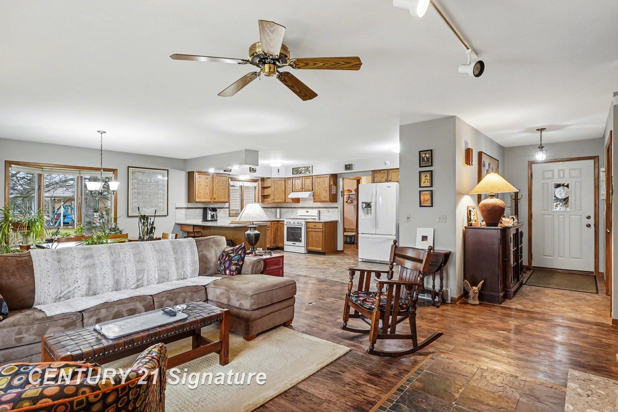 2378 Liberty Road Saginaw, MI 48604 - Photo 4 of 35 50201052-5b2c9a42-a961-4cf6-a370-dfeca98dcd60.JPG