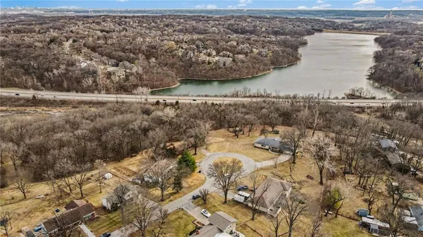 $89,900 | 6501 Northwest Vly Vw Drive, Parkville, MO 64152