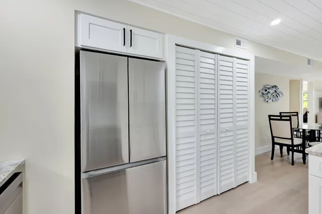 a view of livingroom with furniture