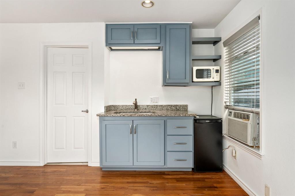 7128 Haverford Road Dallas, TX 75214 - Photo 21 of 24 Quarters kitchenette