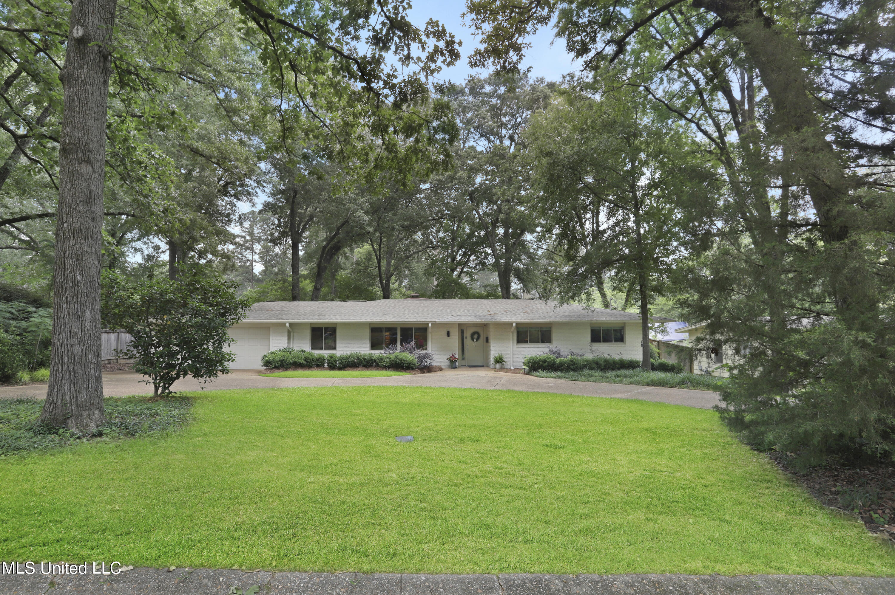 242 Ashcot Circle Jackson, MS 39211 - Photo 1 of 19 IMG_3384