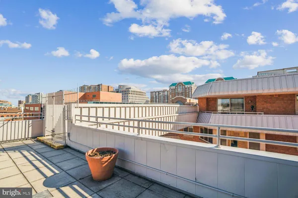 $2,400 | 1024 North Utah Street, Unit 819, Arlington, VA 22201