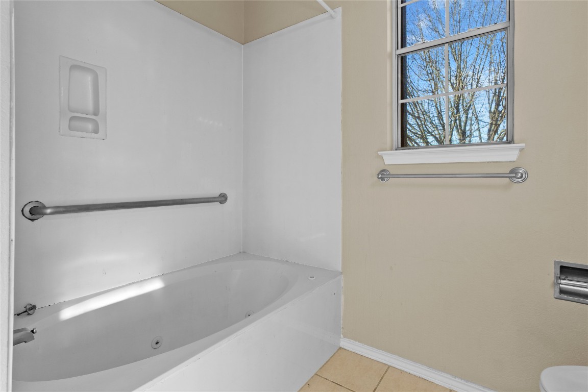 12401 Los Indios Trail, Unit 44 Austin, TX 78729 - Photo 13 of 28 a bathroom with a bathtub and a window