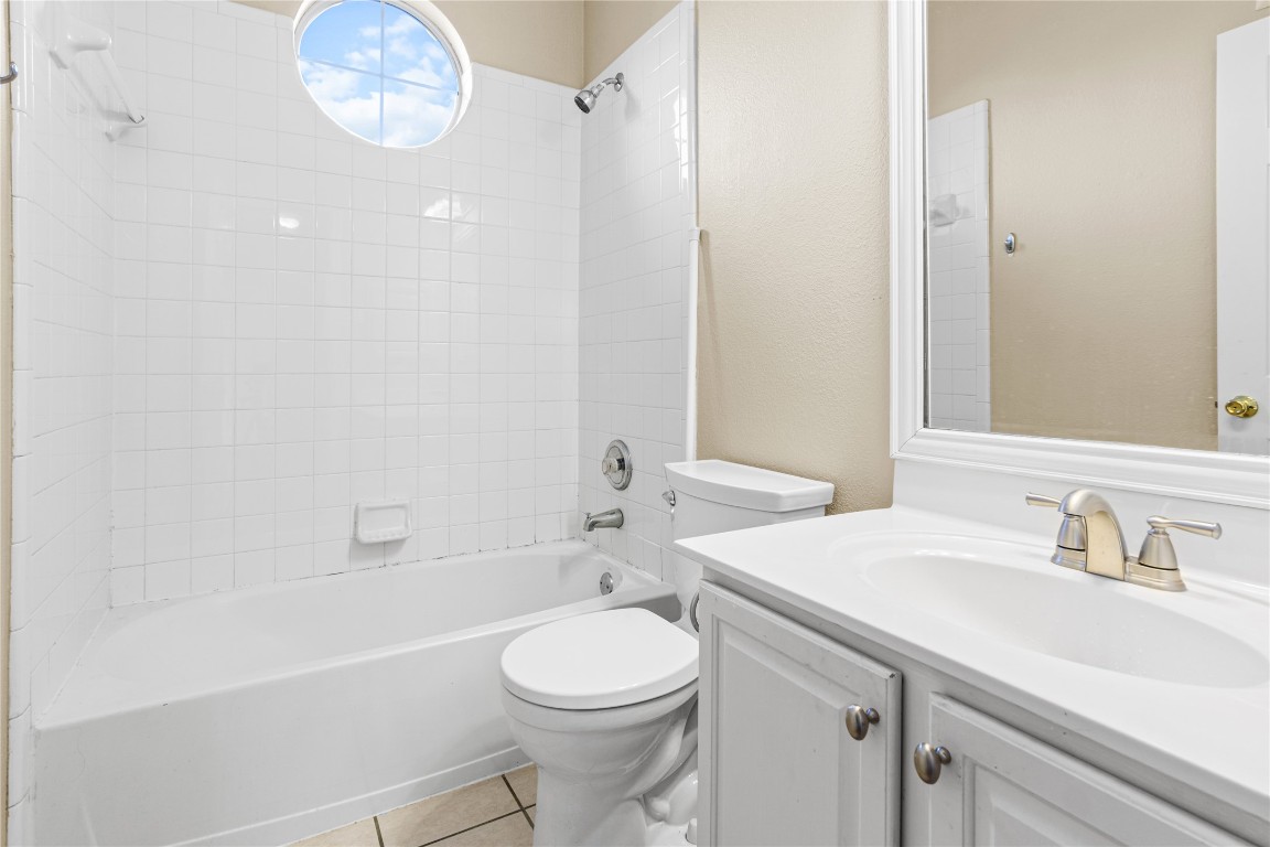 12401 Los Indios Trail, Unit 44 Austin, TX 78729 - Photo 23 of 28 a bathroom with a sink a toilet and a bathtub