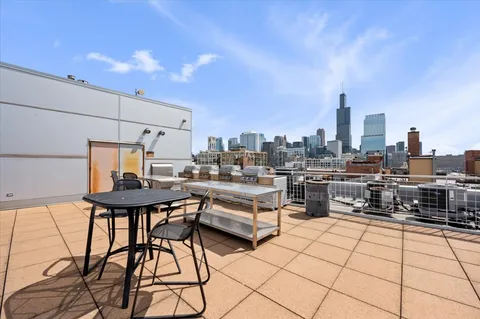 $349,900 | 933 West Van Buren Street, Unit 702, Chicago, IL 60607