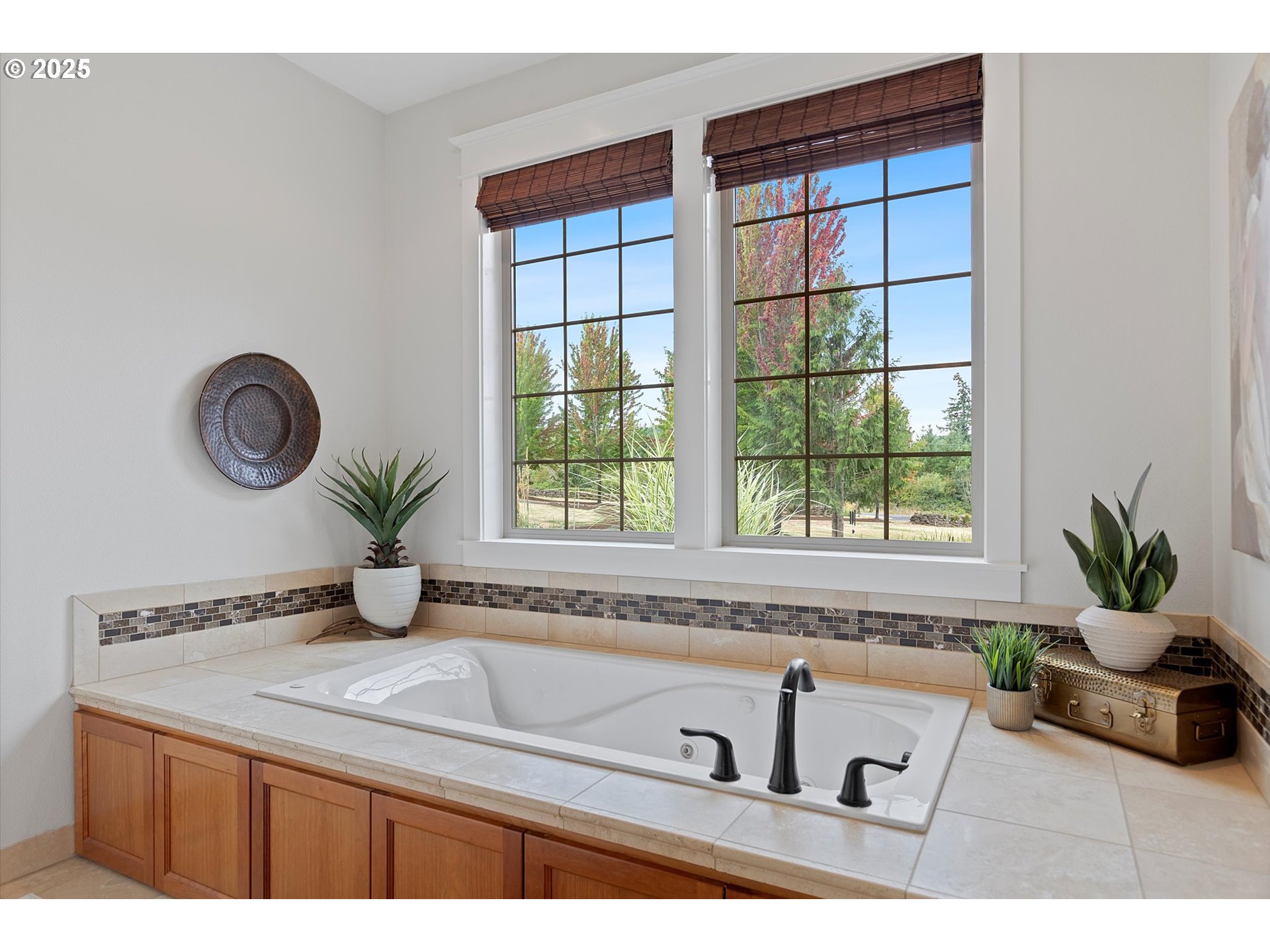37212 South Sawtell Road Molalla, OR 97038 - Photo 16 of 46 a bath tub sitting next to a window