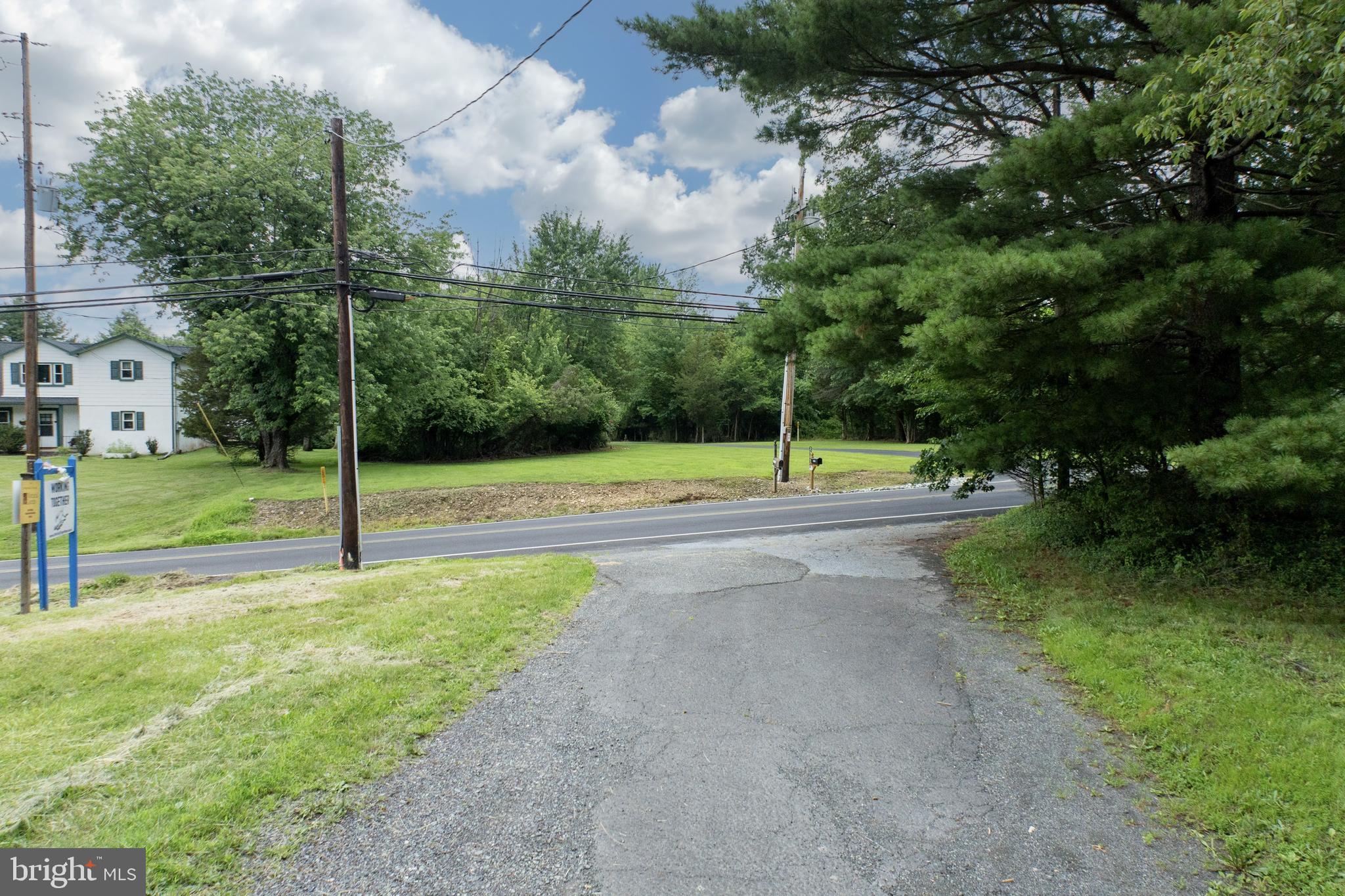 2488 Sanatoga Road Pottstown, PA 19464 - Photo 77 of 92 Driveway to road