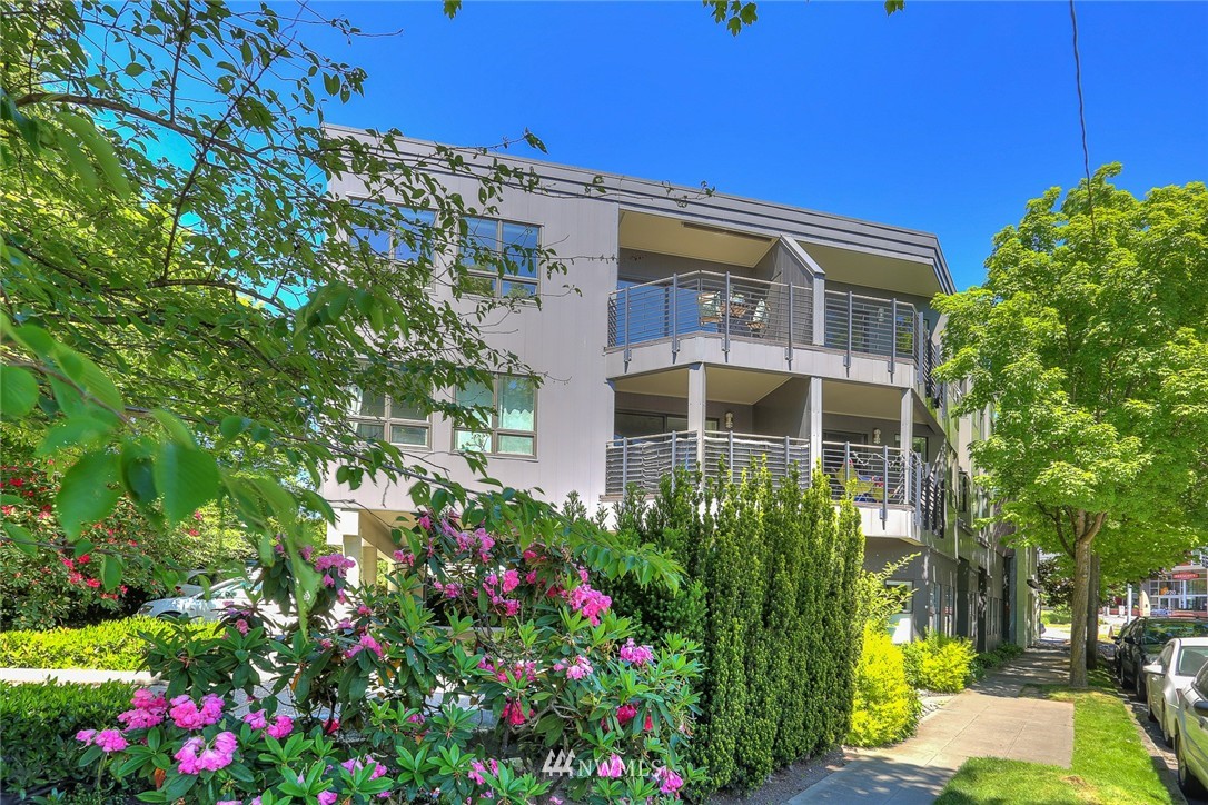 3912 Midvale Avenue North, Unit 301 Seattle, WA 98103 - Photo 1 of 25