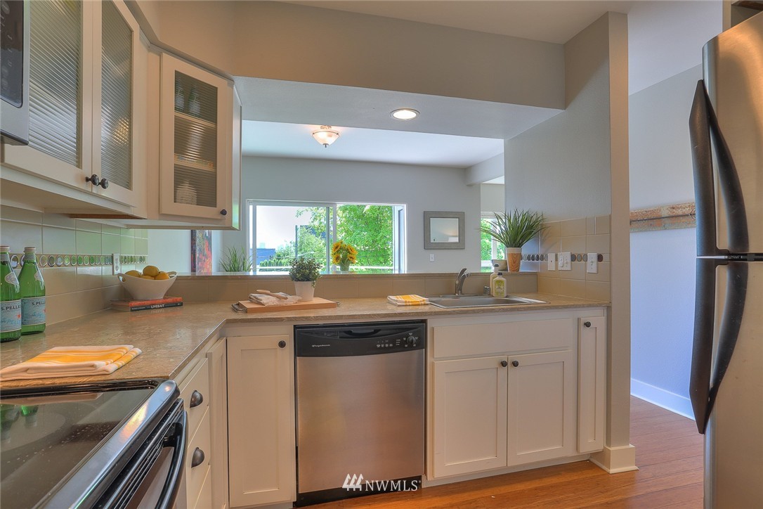 3912 Midvale Avenue North, Unit 301 Seattle, WA 98103 - Photo 13 of 25