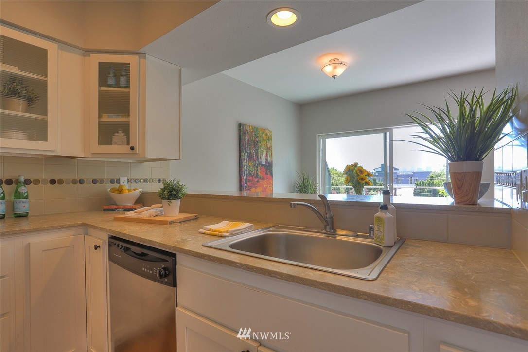 3912 Midvale Avenue North, Unit 301 Seattle, WA 98103 - Photo 15 of 25