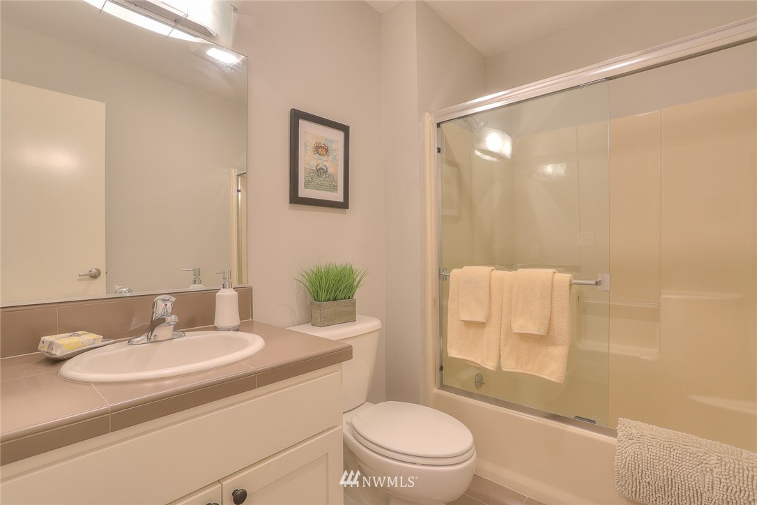 3912 Midvale Avenue North, Unit 301 Seattle, WA 98103 - Photo 23 of 25