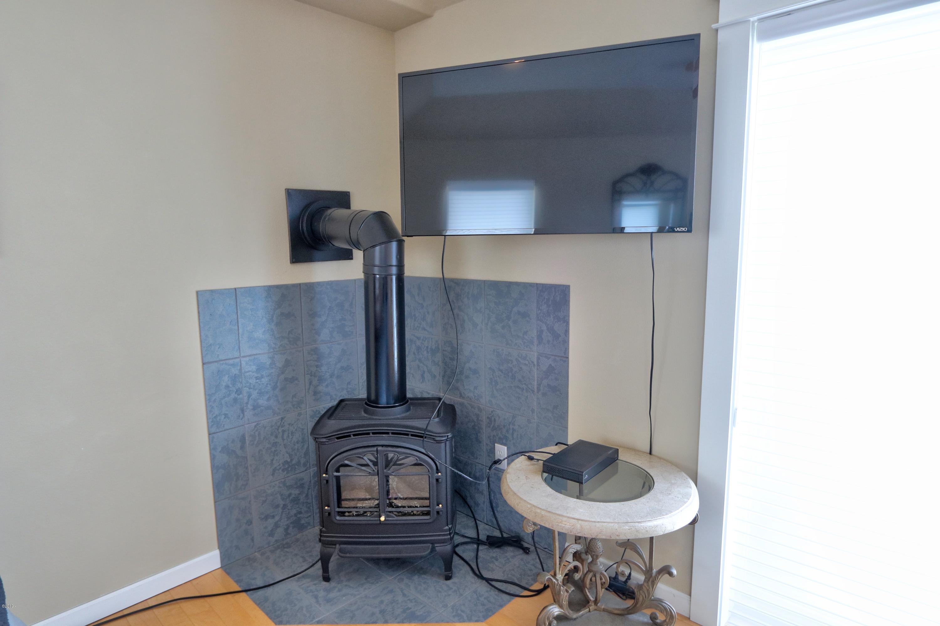 522 Southwest Hurbert Street Newport, OR 97365 - Photo 14 of 29 Fireplace